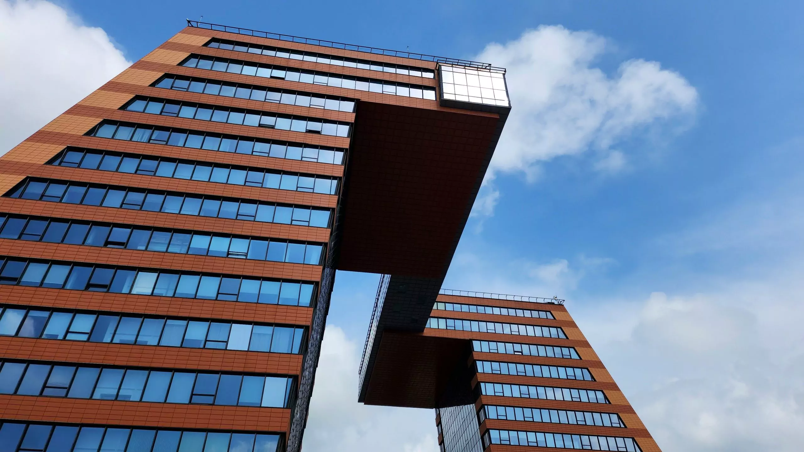 Εικόνα από ένα κτίριο σύγχρονου αρχιτεκτονικού σχεδιασμού